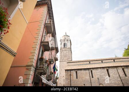 Bellagio. Comer See. Italien - 20. Juli 2019: Altstadt in Bellagio. Turm der Basilica di San Giacomo. Stockfoto