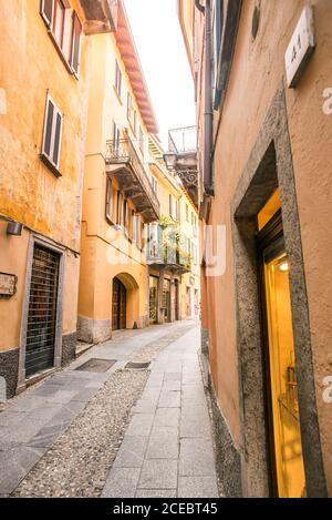 Bellagio. Comer See. Italien - 21. Juli 2019: Atemberaubende alte schmale Straße in Bellagio mit Geschäften. Italien. Europa. Stockfoto