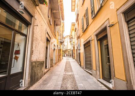 Bellagio. Comer See. Italien - 21. Juli 2019: Erstaunliche alte schmale Straße in Bellagio mit Geschäften. Italien. Europa. Stockfoto