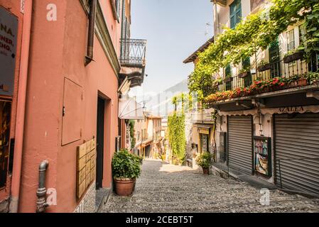 Bellagio. Comer See. Italien - 21. Juli 2019: Erstaunliche alte schmale Straße in Bellagio mit Geschäften. Italien. Europa. Berühmte Malerische Kopfsteinpflaster Stockfoto