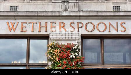 London, Großbritannien. August 2020. Ein Zeichen auf dem JD Wetherspoon Pub, die Liberty Bounds.JD Wetherspoon ist die Senkung der Preise für Lebensmittel und alkoholfreie Getränke bis zu 48 Prozent, nachdem die Regierung beliebte eat out to Help out-Programm endet. Die Rabatte sind von Montag bis Mittwoch vom 1. September bis 11. November in allen Pubs verfügbar. Kredit: SOPA Images Limited/Alamy Live Nachrichten Stockfoto