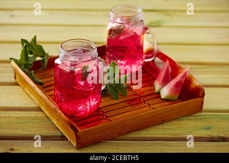 Wassermelone Limonade in Glas Tassen Stockfoto