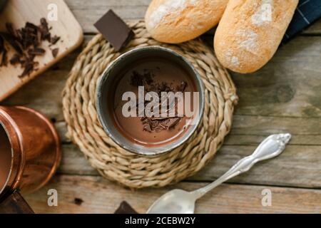 Draufsicht auf eine heiße Schokoladenschale mit Schokoladenstückchen Belag Stockfoto