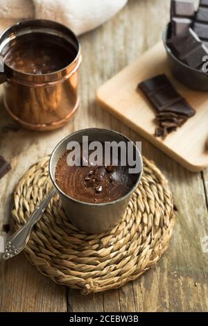 Nahaufnahme einer Tasse heiße Schokolade mit Schokolade Brocken auf einer Holzoberfläche Stockfoto