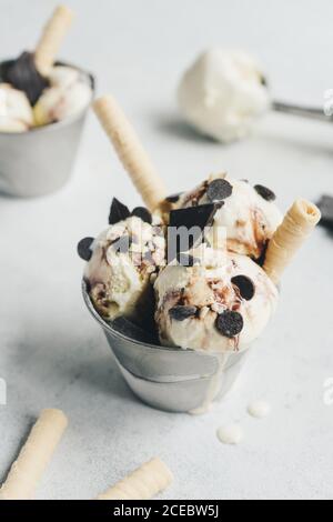 Vanilleeis mit Schokolade und Waffeln Stockfoto