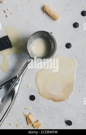 Geschmolzenes Vanilleeis in einem Silberlöffel Stockfoto