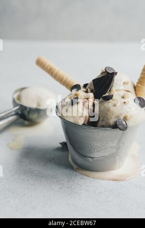 Vanilleeis mit Schokolade und Waffeln Stockfoto