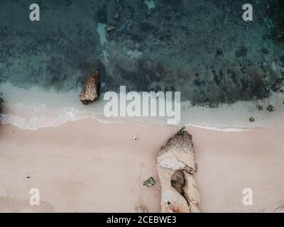 Aerial view of clear waves on white sand Stockfoto