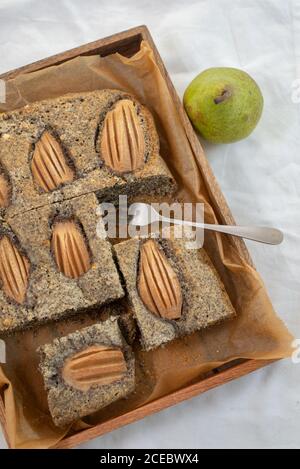 mohnkuchen mit Birnen Stockfoto