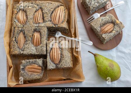 mohnkuchen mit Birnen Stockfoto