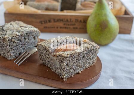 mohnkuchen mit Birnen Stockfoto