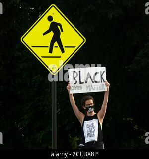 West Roxbury, Boston, Massachusetts, USA. August 2020. Kundgebung für Polizeireform und Black Lives Matter im Holy Name Traffic Rotary vor der West Roxbury Polizeistation. Credit Chuck Nacke / Alamy Live News Stockfoto