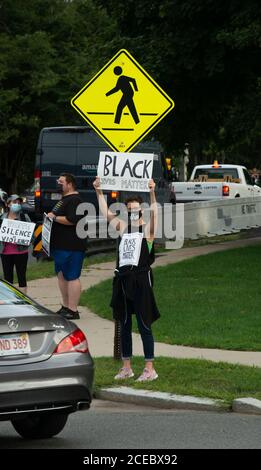 West Roxbury, Boston, Massachusetts, USA. August 2020. Kundgebung für Polizeireform und Black Lives Matter im Holy Name Traffic Rotary vor der West Roxbury Polizeistation. Credit Chuck Nacke / Alamy Live News Stockfoto