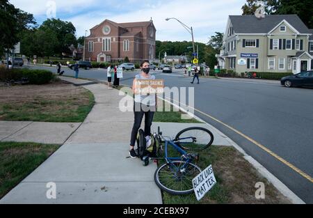 West Roxbury, Boston, Massachusetts, USA. August 2020. Kundgebung für Polizeireform und Black Lives Matter im Holy Name Traffic Rotary vor der West Roxbury Polizeistation. Stockfoto