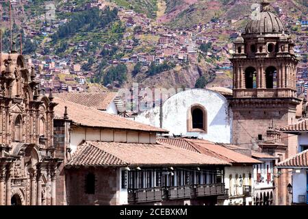 Kirche und Berge im Hintergrund in Cusco, Peru Stockfoto