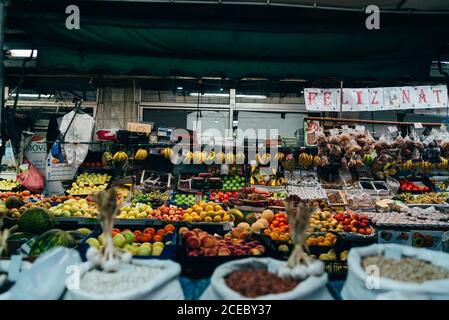 Theke auf dem Markt mit Sortiment von bunten saftigen Früchten. Stockfoto