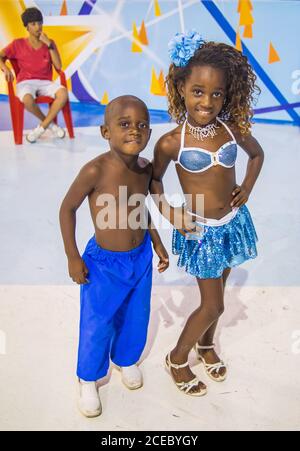 Rio de Janeiro, Brasilien - Februar 13 2014: Süßes Mädchen und Junge in Samba-Kostümen, lächelnd und mit Blick auf die Kamera während der Proben in der Tanzschule Stockfoto