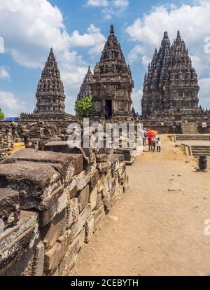 Sulawesi Island, Indonesien - August, 15 2015: Anonyme Touristen stehen in der Nähe von majestätischen alten Tempel an wunderbar bewölkten Tag Stockfoto