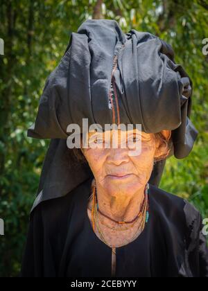 Sulawesi Island, Indonesien - August 15 2015: Ältere Frau im Schuppen im Dorf Stockfoto