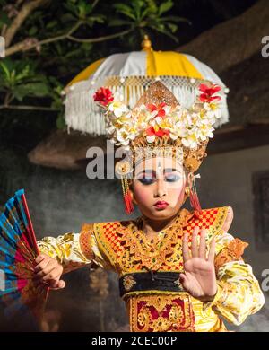 Bali, Indonesien - August 15 2015: Ethnische Mädchen tanzen traditionellen Tanz Stockfoto