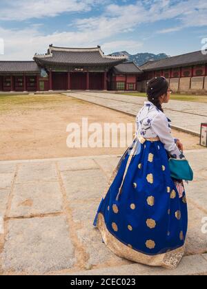 Seoul, Südkorea - August, 08 2017: Asiatische Frau in traditioneller koreanischer Kleidung Stockfoto