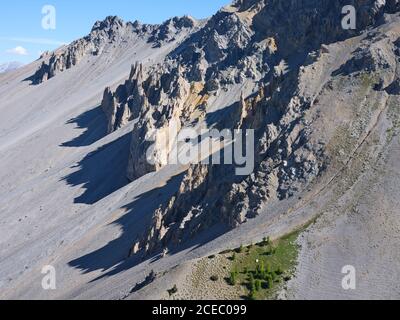 LUFTAUFNAHME. Karge Landschaft von erodierten Zinnen und einem großen Hang von Geröll. La Casse Déserte, Col Izoard, Arvieux, Hautes-Alpes, Frankreich. Stockfoto