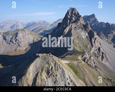 LUFTAUFNAHME. Batterie von Viraysse, eine militärische Festung aus dem späten 19. Jahrhundert, zweithöchste (alt: 2772m) in den Alpen. Larche, Frankreich. Stockfoto