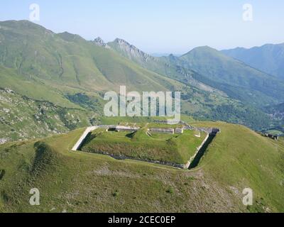 LUFTAUFNAHME. Fort Pernante, eine alte militärische Festung oberhalb des Col de Tende. Tende, Alpes-Maritimes, Frankreich. Stockfoto