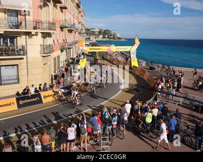 LUFTAUFNAHME von einem 6-Meter-Mast. Zuschauer beobachten die Tour de France 2020, Etappe 2, an der 1km-Marke vor dem Ziel. Nizza, Französische Riviera. Stockfoto