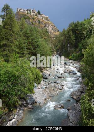 NACH DEM STURM, FORT QUEYRAS VOR DEM HINTERGRUND VON DUNKLEN WOLKEN, UND DER GUIL FLUSS. Château-Ville-Vieille, Hautes-Alpes, Frankreich. Stockfoto