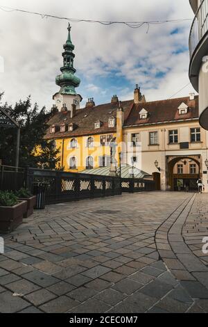 BRATISLAVA, SLOWAKEI, 30. SEPTEMBER 2016: St. Michaels Brücke, Statue von John Nepomuk und Michaels Torturm, Bratislava, Slowakei Stockfoto