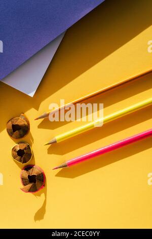 Zurück in die Schule, Farbstift und Späne vom Schärfen auf gelbem und blauem Hintergrund Stockfoto