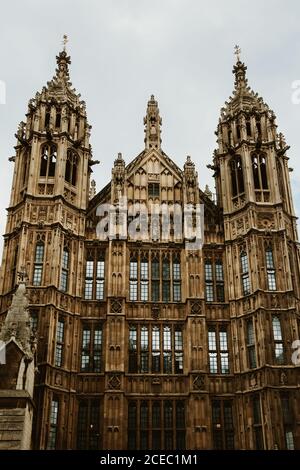 Herrliche Aussicht auf die Fassade des alten Gebäudes mit vielen Ornamenten auf der Straße von London, England dekoriert Stockfoto