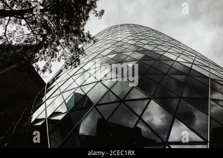 Von unten Aufnahme der Glasfassade des erstaunlichen Wolkenkratzers an bewölktem Tag auf der Straße von London, England Stockfoto