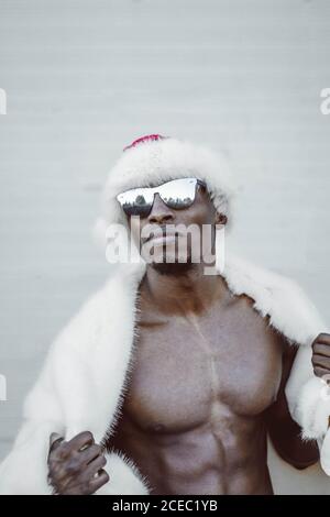 Aufgeregter schwarzer Mann im Weihnachtsmann Kostüm Stockfoto