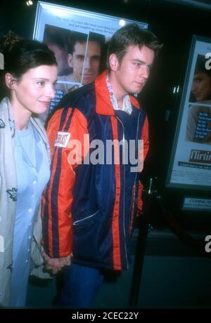 Santa Monica, California, USA 21. März 1996 Schauspieler Ewan McGregor und Ehefrau Eve Mavrakis besuchen Miramax Films 'Flirting with Disaster' Premiere am 21. März 1996 im NuWilshire Theater in Santa Monica, Kalifornien, USA. Foto von Barry King/Alamy Stockfoto Stockfoto