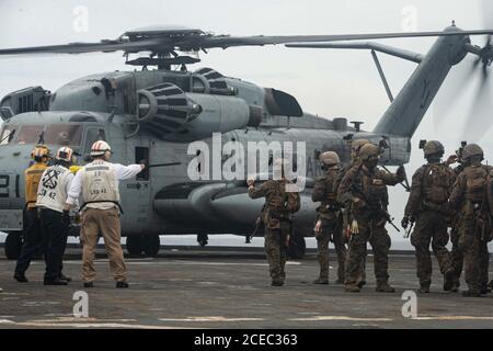 PHILIPPINISCHES MEER (Aug 26, 2020) U.S. Marines with Command Element, 31st Marine Expeditionary Unit, Signal an U.S. Navy Seemänner am Ende des Besuchs, Bord, Such- und Beschlagnahmung Training an Bord des Whidbey Island-Klasse Dock Landungsschiff USS Germantown (LSD 42). Die Germantown, Teil der America Amphibious Ready Group (ARG), 31. MEU-Team, ist in den USA tätig 7. Flotte sind von Betrieb, um die Interoperabilität mit Verbündeten und Partnern zu verbessern und dienen als eine fertige Reaktionstruppe, um Frieden und Stabilität in der Indo-Pazifik-Region zu verteidigen. Das America ARG, 31. MEU Team bleibt das Premier c Stockfoto