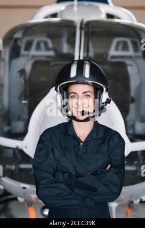 Porträt Attraktive Frau Hubschrauberpilot im Hangar Stockfoto