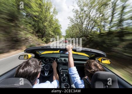 Männer fahren im modernen Auto Stockfoto