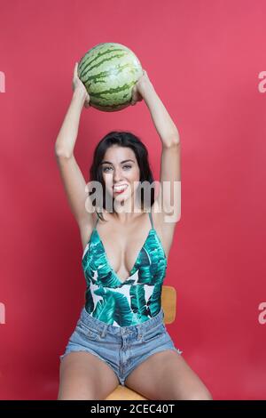 Junge Frau mit Wassermelone Stockfoto