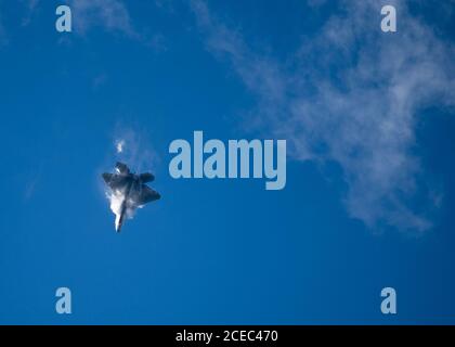 US Air Force Maj. Joshua „Cabo“ Gunderson, F-22 Demonstrationsteam Pilot, fliegt in der New York Air Show 2020 30. August 2020, Orange County Airport, NY. Die New York Air Show 2020 wurde in einem Drive-in-Format gehalten, um die soziale Distanzierung zu fördern und zeigte auch das F-35A Lightning II Demonstrationsteam und die Air Force Thunderbirds. (USA Luftwaffe Foto von Capt. Kip Sumner) Stockfoto