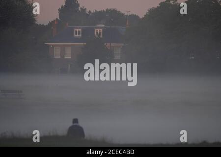 Wimbledon Common, London, Großbritannien. September 2020. Herbstlicher Tagesanbruch auf dem Common mit dünner Nebelschicht, die über dem Teich hängt. Quelle: Malcolm Park/Alamy Live News. Stockfoto