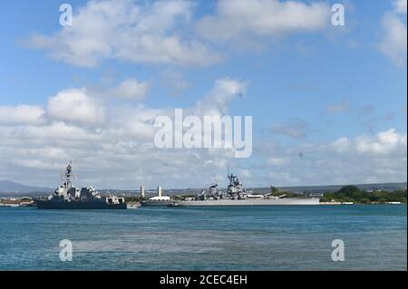 GEMEINSAME BASIS PEARL HARBOR-HICKAM (AUG 31, 2020) der Arleigh Burke-Klasse Lenkraketen-Zerstörer USS William P. Lawrence (DDG 110) segelt am Battleship Missouri Memorial vorbei, als sie aus dem Hafen für den Einsatz ziehen, August 31. (USA Navy Foto von Gas Turbine Systems Technician (Electrical) 2nd Class Lexie PerezGreenhalgh/released) Stockfoto