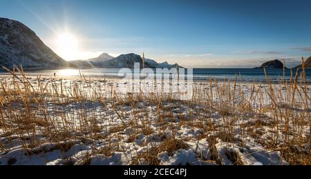 Malerischer majestätischer Blick auf schneebedeckte Berge im Meer Stockfoto