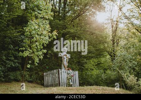 Christliches Steinkreuz mit Jesus als Ort der Anbetung Für Dorfbewohner aus dem nahe gelegenen rumänischen Dorf auf dem stehen Waldrand Stockfoto