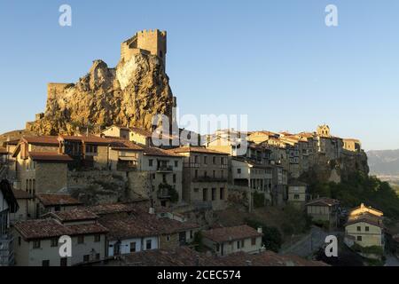 Mittelalterliche Altstadt auf Rocky Mountain mit Festung auf der Oberseite im hellen Sonnenlicht gegen den blauen Himmel Stockfoto