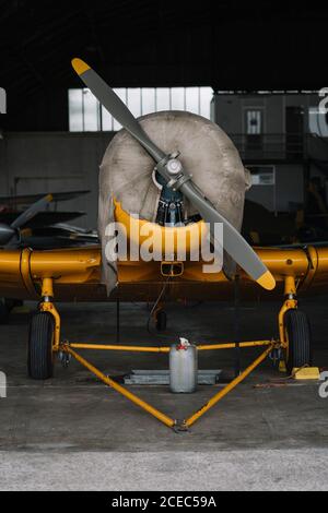 Nahaufnahme der Luftschraube auf dem Nasenkonus der kleinen Ebene Im Hangar stehen Stockfoto