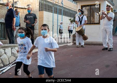 Jerusalem, Israel. September 2020. 2.4 Millionen Schulkinder beginnen das Schuljahr in Israel im Schatten von COVID-19. Schulen und pädagogische Methoden wurden auf Coronavirus Umstände eingeführt, die ‘Kapseln' von nicht mehr als 18 Schülern, einige Schultage von zu Hause aus über Computer durchgeführt werden, basierend auf Alter und Fähigkeiten der Schüler und die neue Norm der obligatorischen Gesichtsmasken, Überwachung der persönlichen Hygiene und soziale Distanzierung. Kredit: Nir Alon/Alamy Live Nachrichten Stockfoto