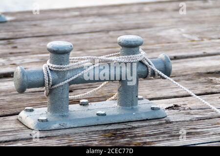 Alte rostige Anker mit einem Seil auf dem Pier Stockfoto