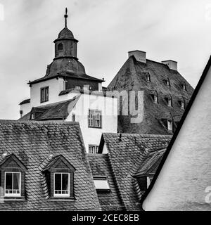 Blick auf die gepflegten Altstadtgebäude und Dächer Im Stadtzentrum von Limburg Stockfoto